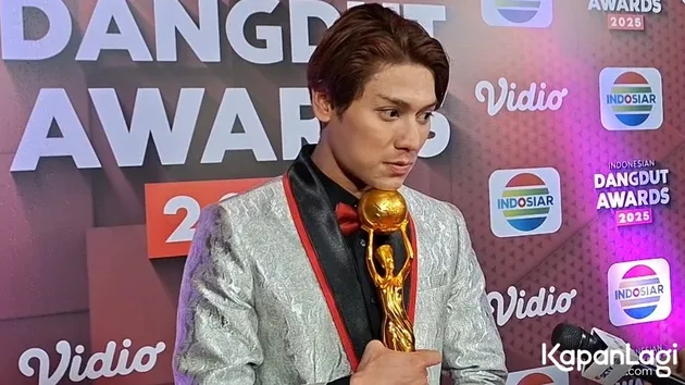 Rizky Billar Pakai Jas