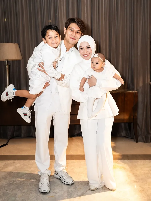 Rizky Billar dan Lesti Kejora bersama dua anak