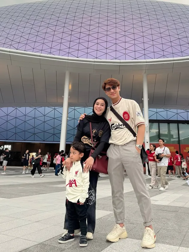 Rizky Billar dan Lesti Kejora bersama anak pertama