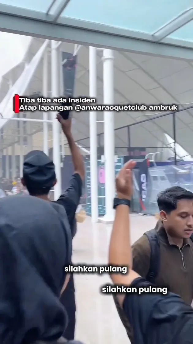 Detik-detik Atap Lapangan Ambruk