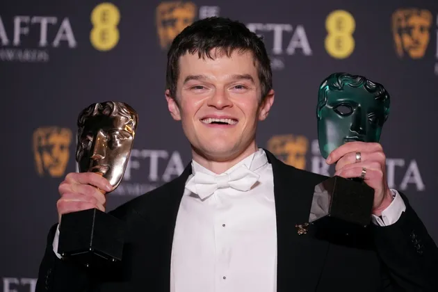 Robert Aramayo mengangkat 2 piala BAFTA