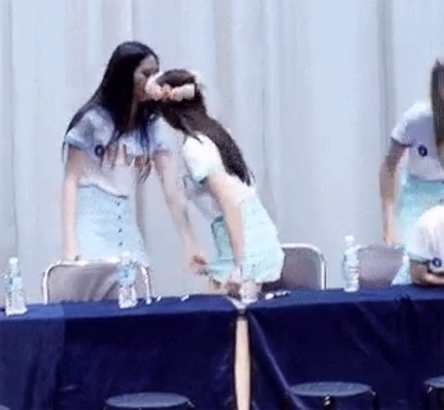 Skirt Blown by the Wind - Jacket Slipped Off, Here are 9 Photos of K-Pop Idols Preventing Wardrobe Malfunctions for Their Groupmates
