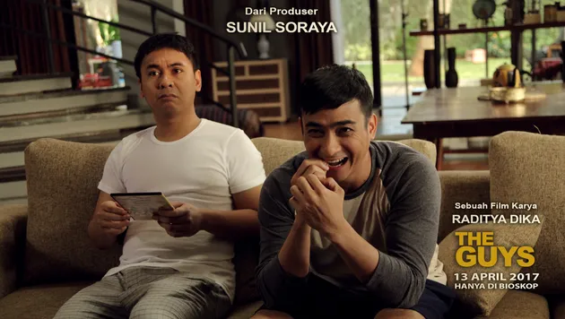 Raditya Dika kembali menjadi pria lajang yang berusaha mendapatkan gebetannya dalam film terbaru THE GUYS. Tersirat dari judulnya, fokus dari film satu ini bakal menyorot perjuangan Alfi (tokoh yang diperankan Dika) dan teman-temannya.