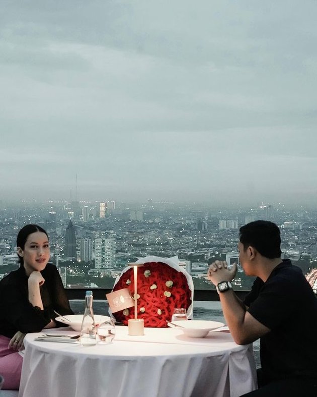 Romantic with Lover, Photos of Darma Mangkuluhur Tommy Soeharto's Son Luxury Dinner on the Rooftop