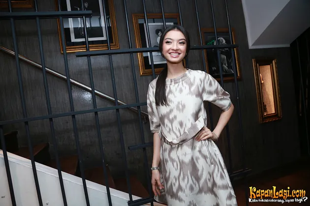 Cewek cantik itu ternyata Raline Shah. Bisa ambil bagian di dalam video musik Andre Hehanussa, Raline Shah tentunya mendapatkan sebuah kebanggaan tersendiri.