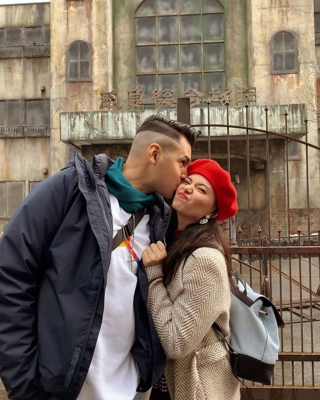 15 Romantic Photos of Asmirandah and Jonas Rivanno in Japan: Cute Hugs and Kisses, Loving Gaze, and Cleaning Up the Mess