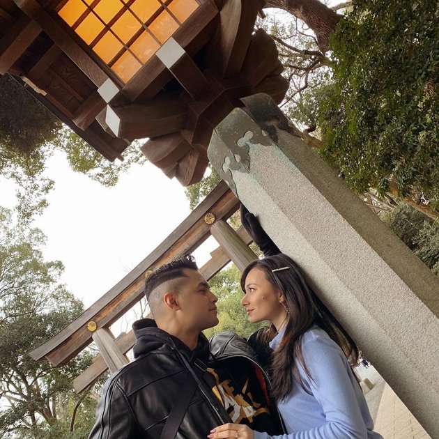 15 Romantic Photos of Asmirandah and Jonas Rivanno in Japan: Cute Hugs and Kisses, Loving Gaze, and Cleaning Up the Mess