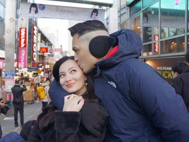 15 Romantic Photos of Asmirandah and Jonas Rivanno in Japan: Cute Hugs and Kisses, Loving Gaze, and Cleaning Up the Mess