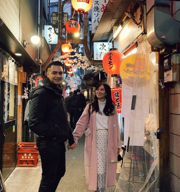 15 Romantic Photos of Asmirandah and Jonas Rivanno in Japan: Cute Hugs and Kisses, Loving Gaze, and Cleaning Up the Mess
