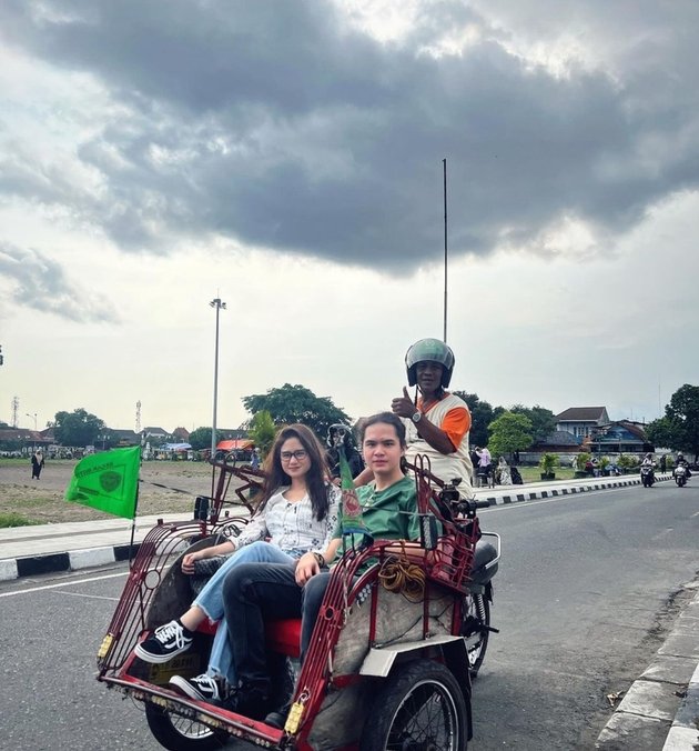 The Romance of Tissa Biani and Dul Jaelani Riding a Pedicab and Going to Jogja