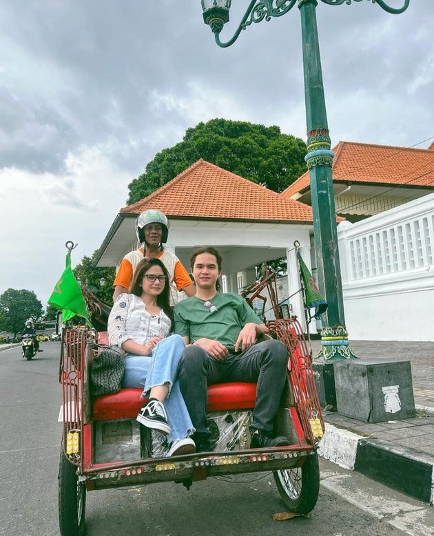 The Romance of Tissa Biani and Dul Jaelani Riding a Pedicab and Going to Jogja