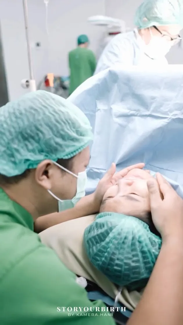 Suami Rosa Meldianti dampingi istri melahirkan