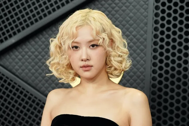 Rose BLACKPINK Rambut Blonde