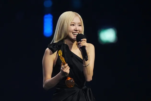 Rose BLACKPINK Tersenyum Sumringah