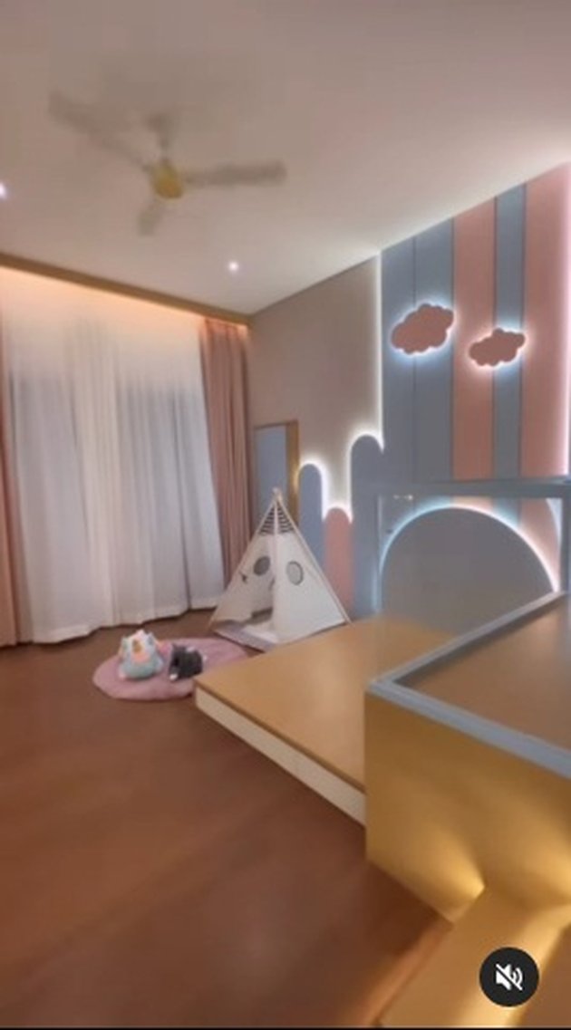 The Room is Really Fun! 7 Portraits of Zaskia Gotik's Luxury Baby Room - Warm Nuance