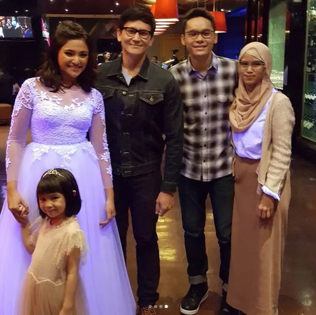 Rukun, Marshanda Foto Bareng Ben Kasyafani dan Ines