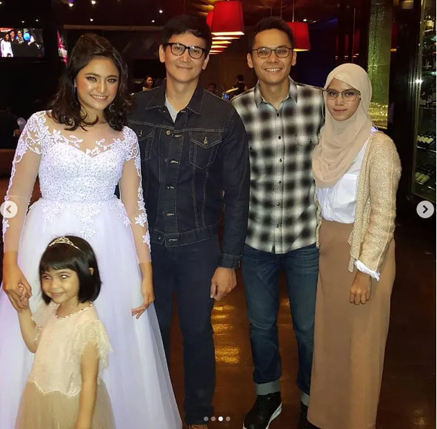 Rukun, Marshanda Foto Bareng Ben Kasyafani dan Ines