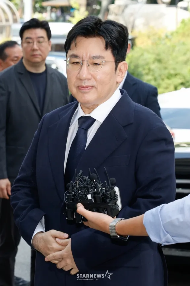 Bang Si Hyuk Pegang Perut