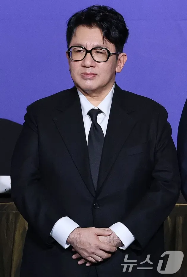 Bang Si Hyuk Pakai Kacamata Frame Tebal