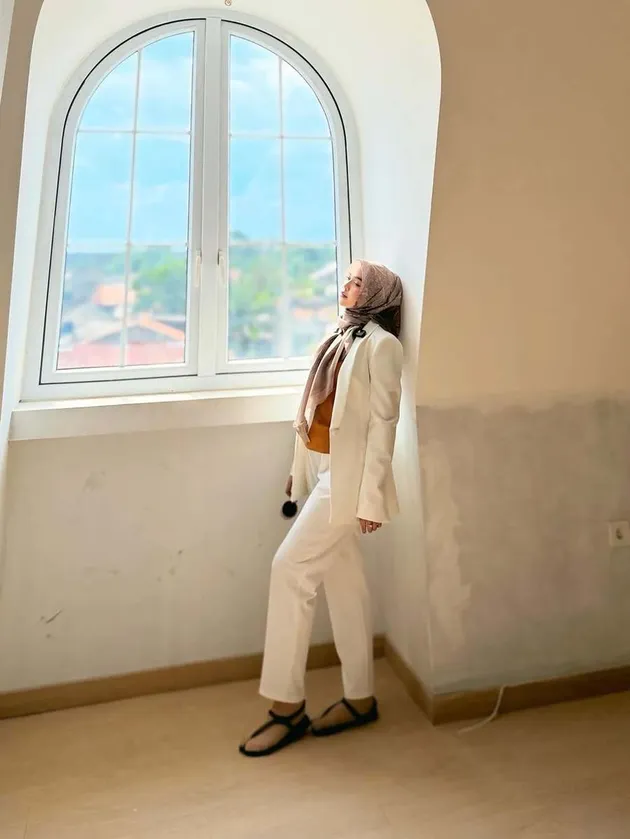 Ria Ricis Bersandar di Tembok