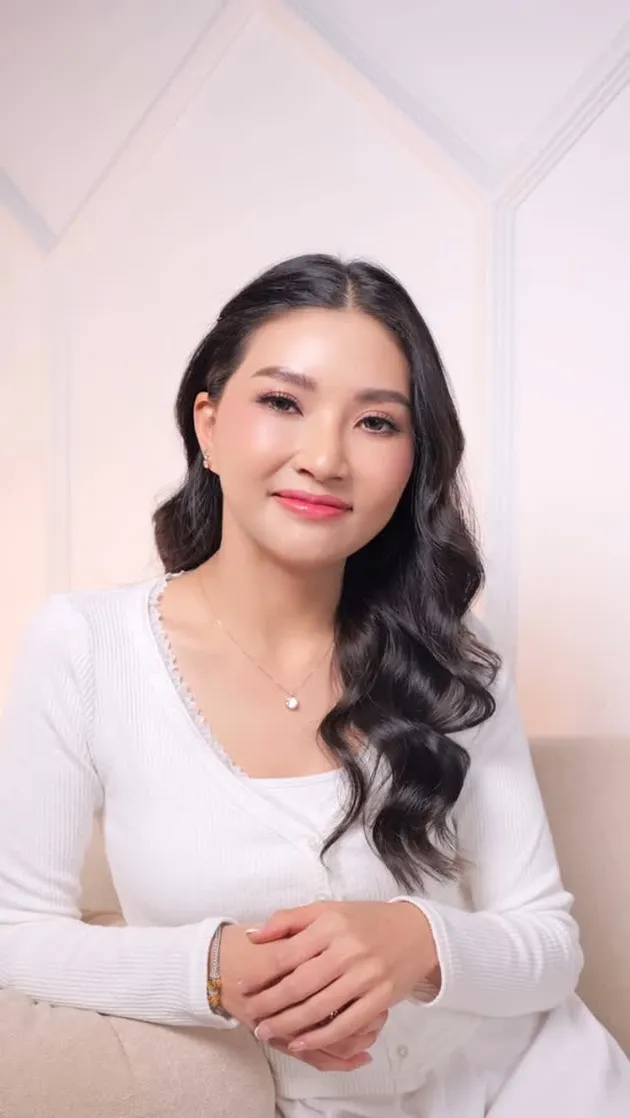 Sarwendah Pakai Baju Putih