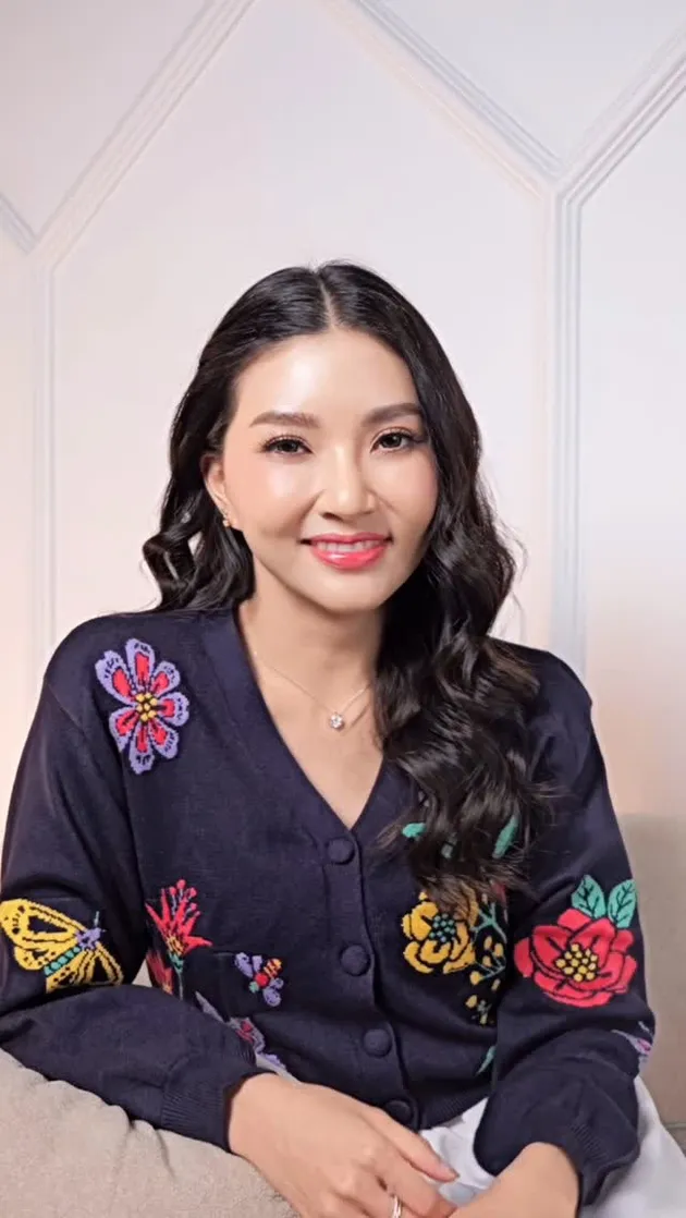 Sarwendah Pakai Cardigan Motif Bunga