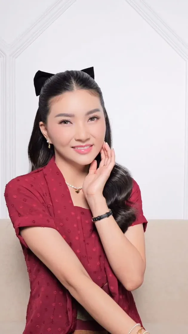 Sarwendah Pakai Kebaya Merah