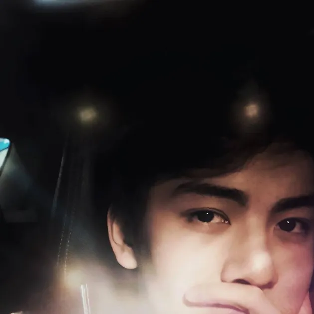 Oh ya dalam beberapa pose, Ryu kelihatan mirip banget dengan member EXO termuda, Sehun. Hal ini pun disadari oleh banyak penggemar EXO. Tak sedikit yang bilang Ryu bagaikan kembaran Sehun.