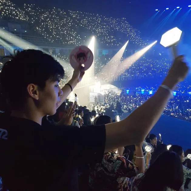 Ryu pun berbagi kebahagiaannya ini dengan memposting foto dirinya saat nonton konser EXO. Ryu bahkan membawa lightstick EXO nih dan benar-benar menikmati konser boyband idolanya.