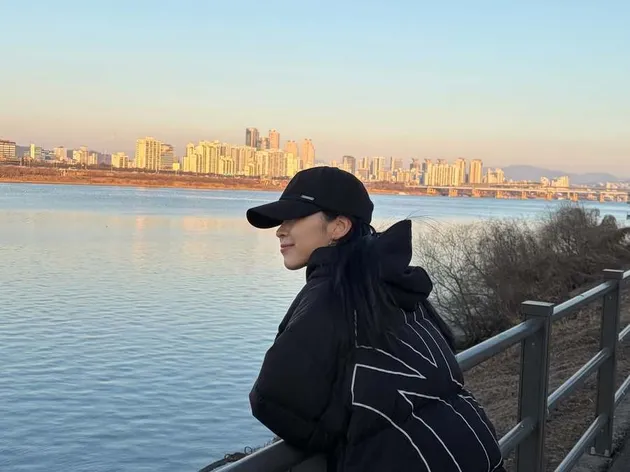 Ryujin ITZY di Tepi Sungai Han