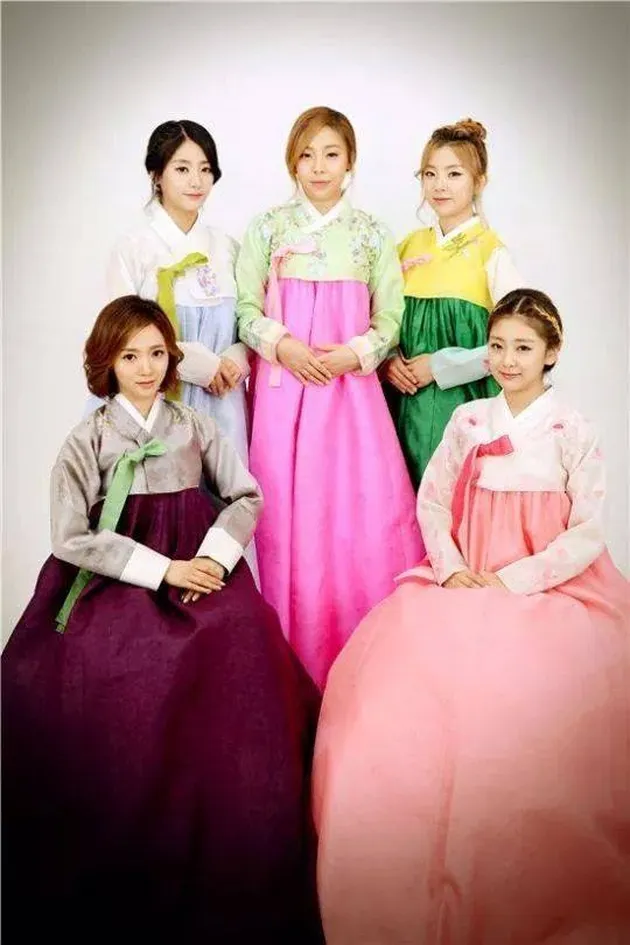 RAYAKAN HARI CHUSEOK IDOL K-POP PAKAI BAJU TRADISIONAL 