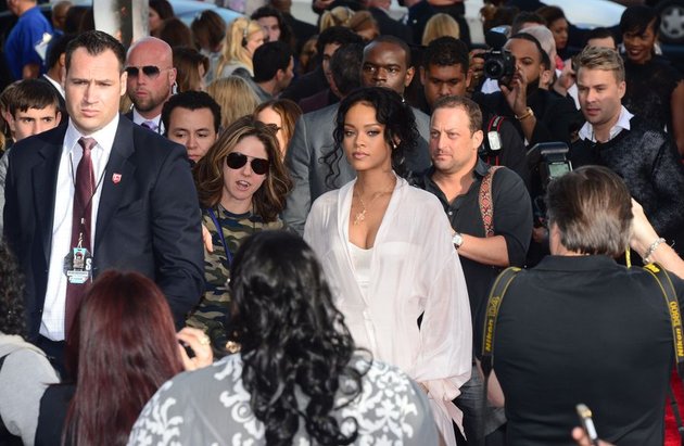 Rihanna membuka barisan dengan datang bersama para pengawalnya di red carpet MTV Movie Awards. Tak seperti biasanya ya, Rihanna tampil kalem dalam gaun putihnya ini. Si Riri sepertinya ingin tampil elegan.