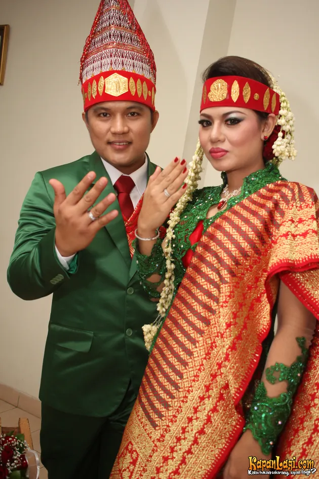 Unjuk Cincin: Resepsi ini adalah momen bahagia untuk mereka.