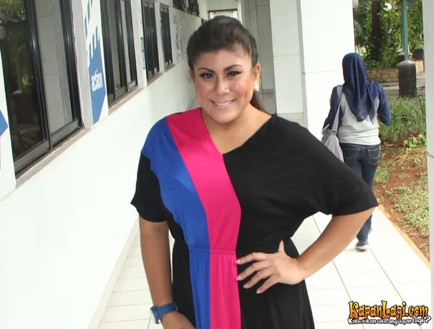 Salah satu final INDONESIAN IDOL 2012, Regina Ivanova, siap menghadapi malam terakhir IDOL, Sabtu (7/7).