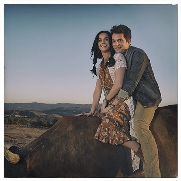 Romantis, dengan penampilan ala cinta gadis desa, Katy Perry dan John Mayer membuat musik bersama.