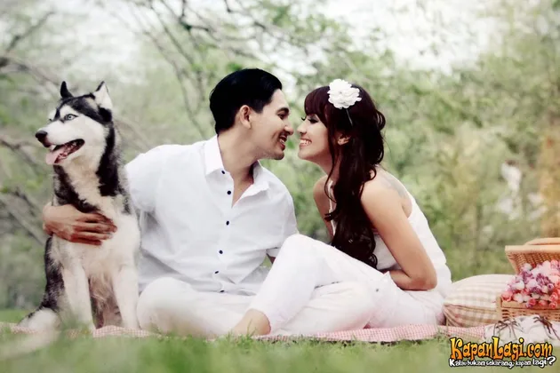ROMANTISNYA FOTO PREWEDDING RYAN DELON DAN SHARENA GUNAWAN