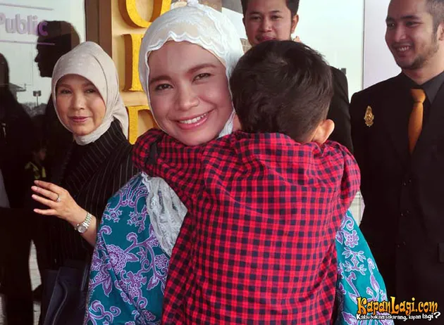 Selama Rossa beribadah haji, Rizky tinggal bersama orang tua Rossa.
