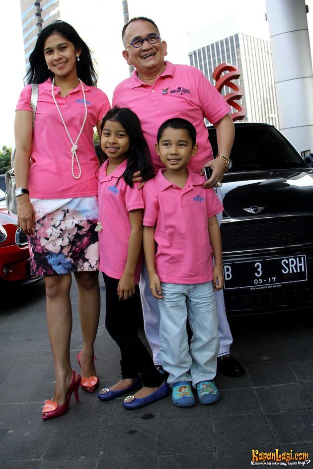 Kenakan T-Shirt berwarna pink, Ruhut kompak bersama keluarga.