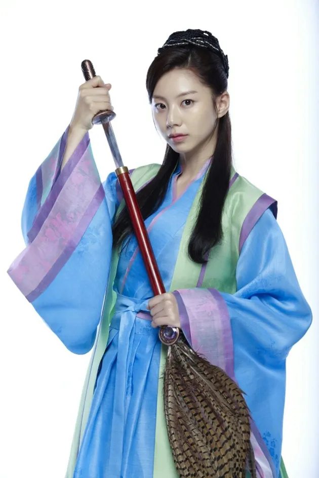 SAAT AKTRIS KOREA DALAM BALUTAN BAJU WANITA ZAMAN ERA 