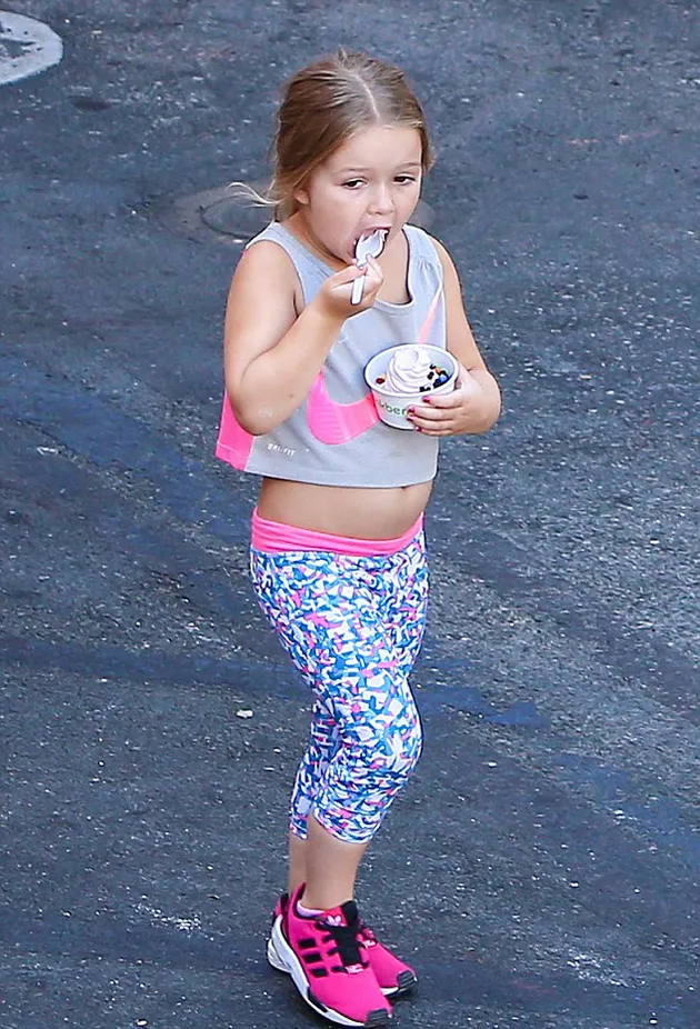 Harper Beckham Makan Es Krim