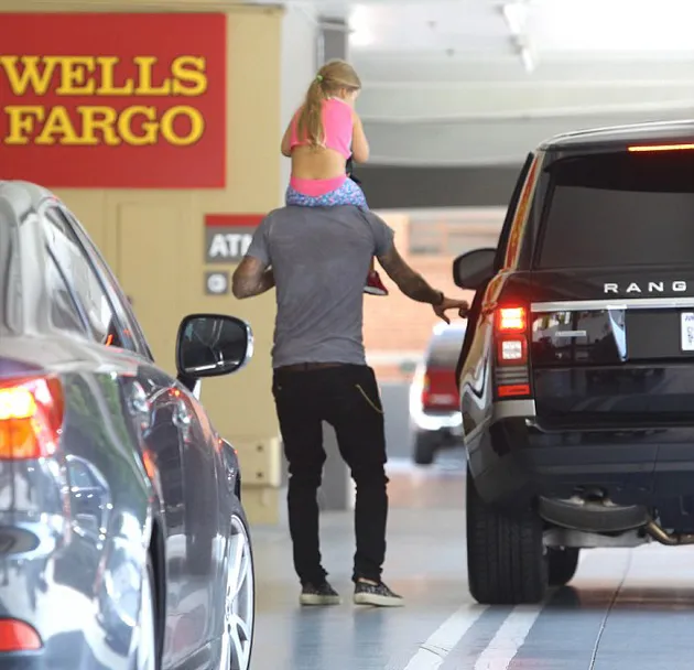 Harper Beckham Makan Es Krim