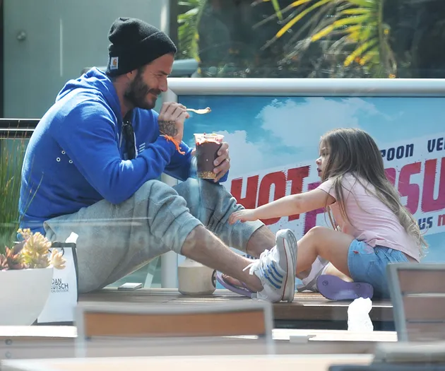 Harper Beckham Makan Es Krim