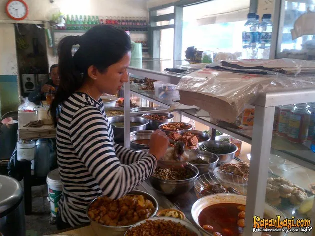 Penjaga Warteg Cantik