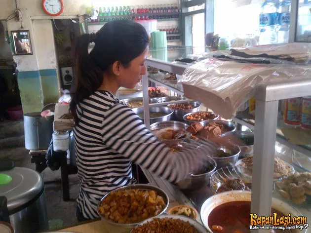 Penjaga Warteg Cantik