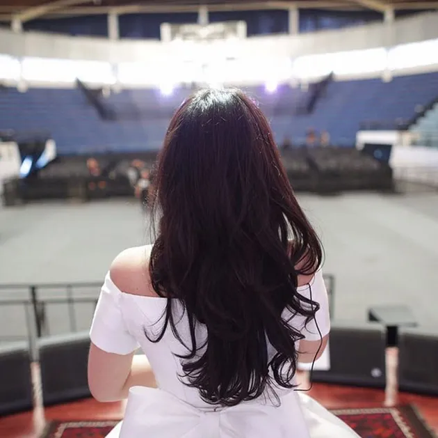 Cantik dan punya suara indah, siapa sih nggak jatuh cinta sama Raisa? Belum lagi kalau si doi pakai bergaya ala princess dongeng.