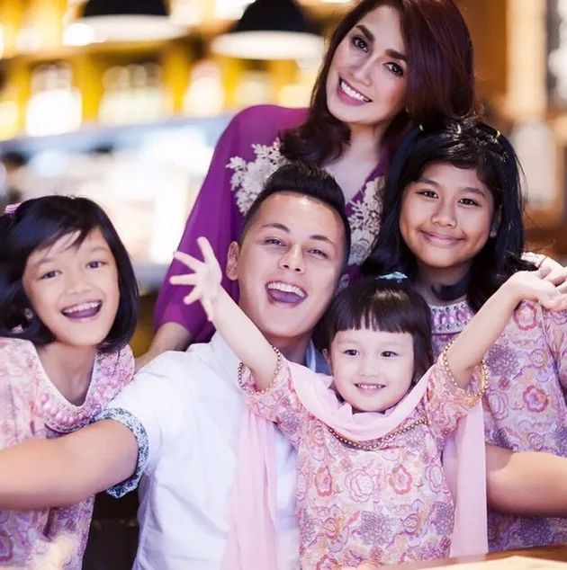 SAAT USSY SULISTIAWATY NGEDATE BARENG 3 PUTRINYA, OUTFIT ...