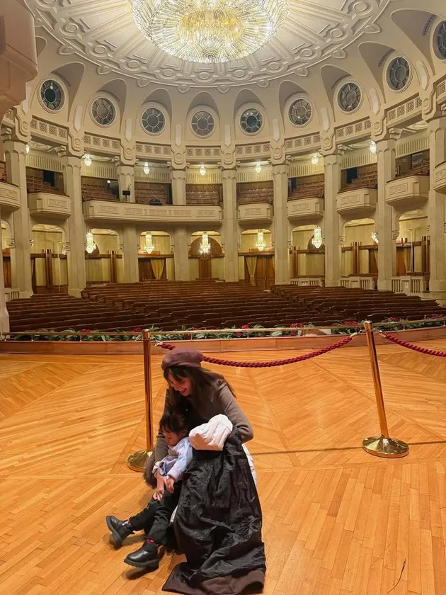 Sabrina Anggraini Duduk di Lantai