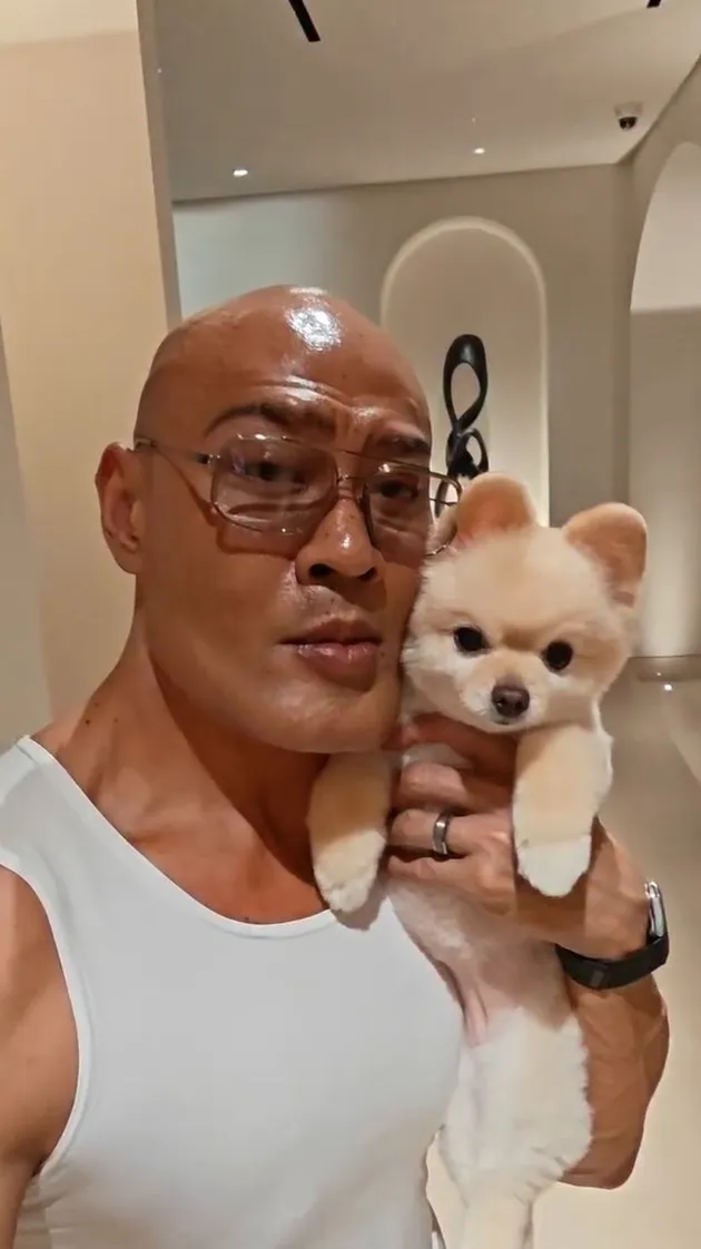 Deddy Corbuzier gendong anjing