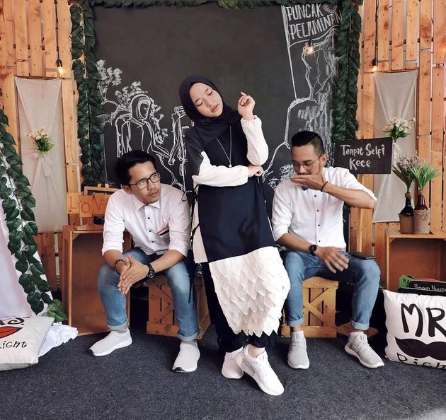Sabyan Gambus dibentuk pada tahun 2015. Mulanya ketiga personil Sabyan Gambus hanya menghibur dari acara hajatan dari satu tempat ke tempat lainnya.