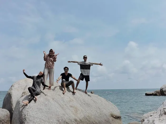Tak hanya dekat saat di panggung, ternyata personil Sabyan Gambus juga kerap menghabiskan waktu bersama untuk liburan. Masing-masing dari mereka pun sudah menganggap semua seperti saudara sendiri.